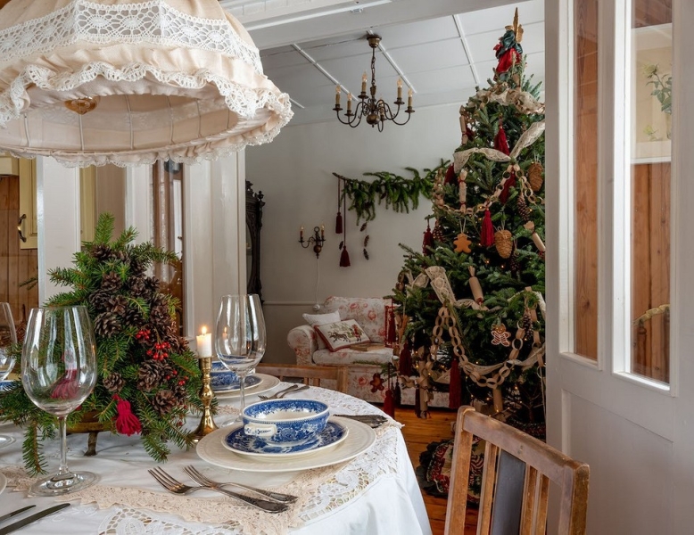 Как в сказке: волшебный новогодний декор небольшого деревенского дома 1967 года постройки