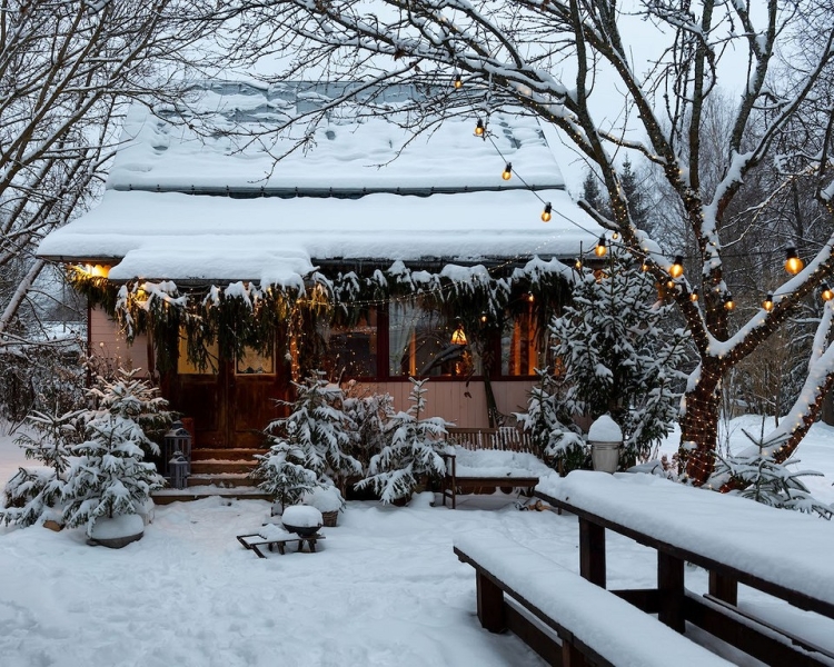 Как в сказке: волшебный новогодний декор небольшого деревенского дома 1967 года постройки