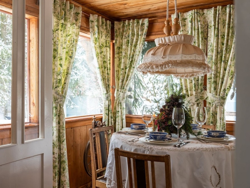 Как в сказке: волшебный новогодний декор небольшого деревенского дома 1967 года постройки