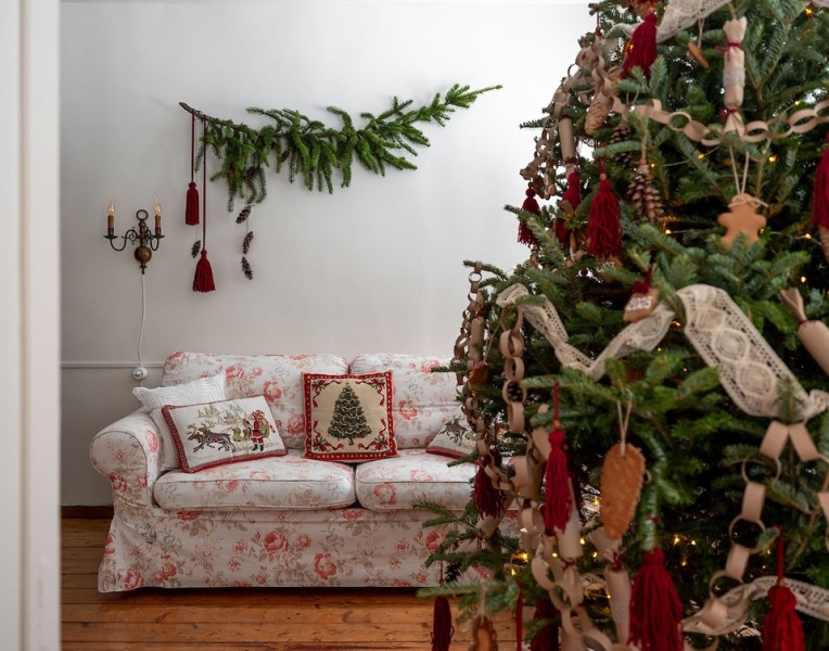 Как в сказке: волшебный новогодний декор небольшого деревенского дома 1967 года постройки