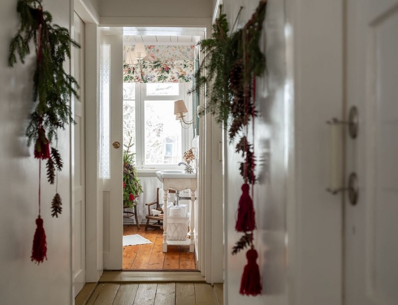 Как в сказке: волшебный новогодний декор небольшого деревенского дома 1967 года постройки