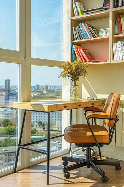 Рабочая зона у окна: советы по обустройству и идеи для разных комнат (92 фото)