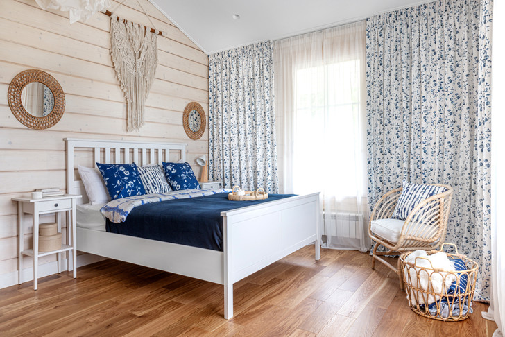 Светлый дом в Подмосковье с камином и зоной хранения под лестницей