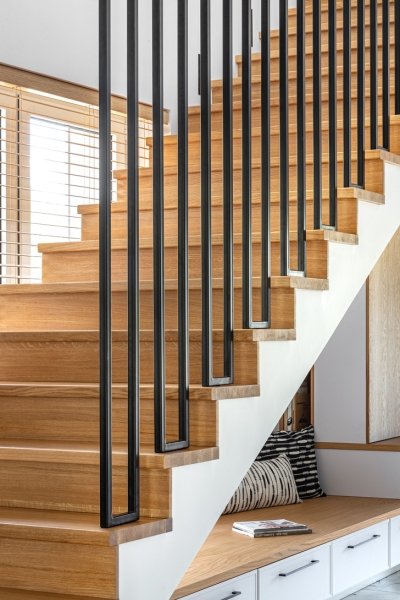 Светлый дом в Подмосковье с камином и зоной хранения под лестницей