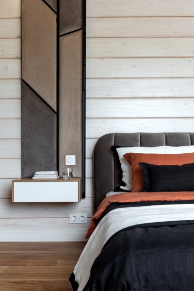 Светлый дом в Подмосковье с камином и зоной хранения под лестницей