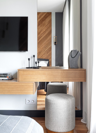 Светлый дом в Подмосковье с камином и зоной хранения под лестницей