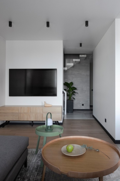 Двухуровневая монохромная квартира 115 м² в Минске