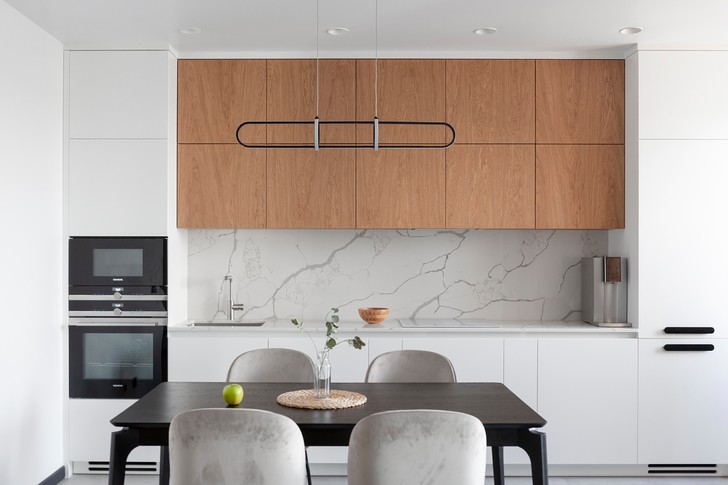 Двухуровневая монохромная квартира 115 м² в Минске