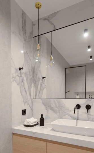 Двухуровневая монохромная квартира 115 м² в Минске