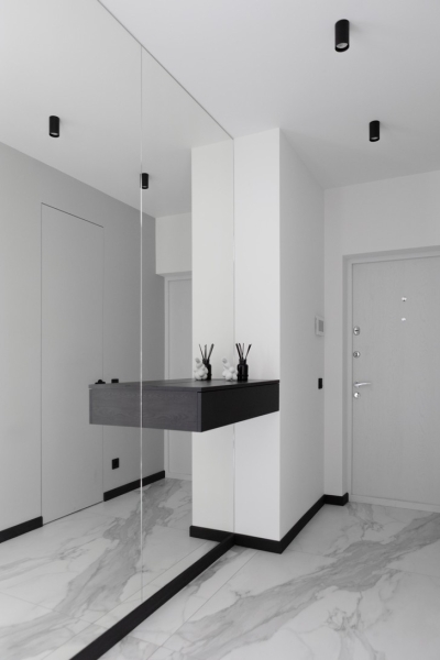 Двухуровневая монохромная квартира 115 м² в Минске