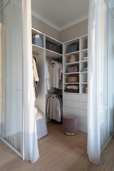 Как разместить гардеробную в спальне: 8 идей с планировками от дизайнеров