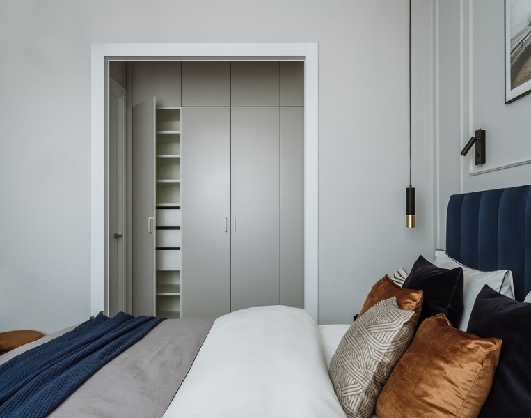 Как разместить гардеробную в спальне: 8 идей с планировками от дизайнеров