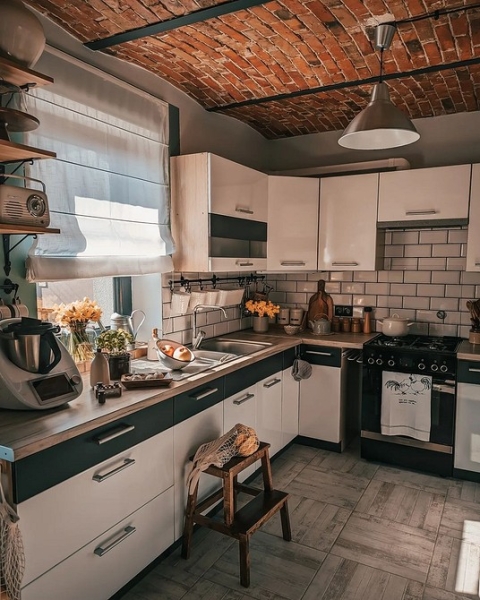 Обои на кухне: 6 невероятных интерьеров, которые влюбят вас в эту отделку