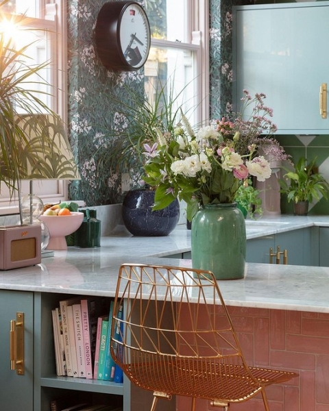 Обои на кухне: 6 невероятных интерьеров, которые влюбят вас в эту отделку