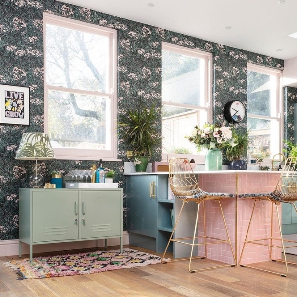 Обои на кухне: 6 невероятных интерьеров, которые влюбят вас в эту отделку