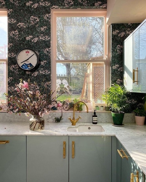 Обои на кухне: 6 невероятных интерьеров, которые влюбят вас в эту отделку