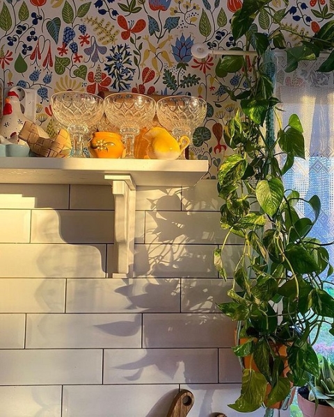 Обои на кухне: 6 невероятных интерьеров, которые влюбят вас в эту отделку