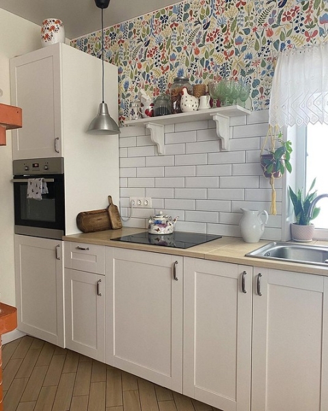 Обои на кухне: 6 невероятных интерьеров, которые влюбят вас в эту отделку