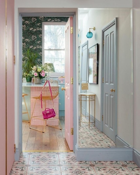 Обои на кухне: 6 невероятных интерьеров, которые влюбят вас в эту отделку