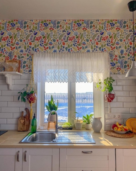 Обои на кухне: 6 невероятных интерьеров, которые влюбят вас в эту отделку