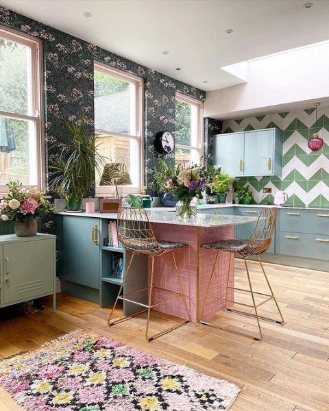 Обои на кухне: 6 невероятных интерьеров, которые влюбят вас в эту отделку