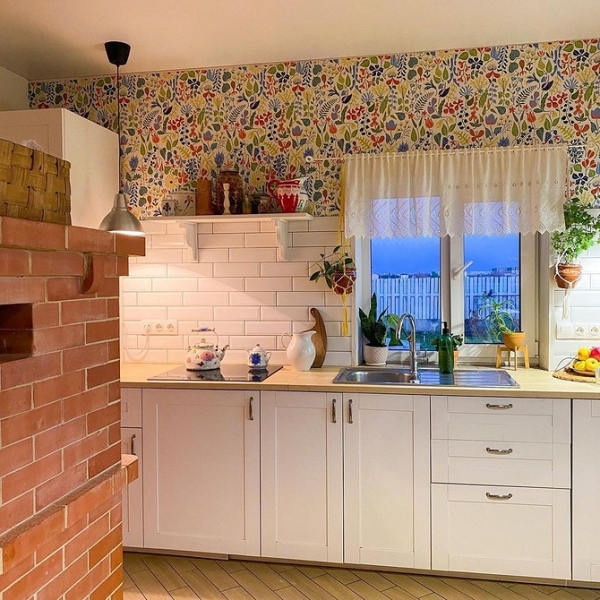 Обои на кухне: 6 невероятных интерьеров, которые влюбят вас в эту отделку