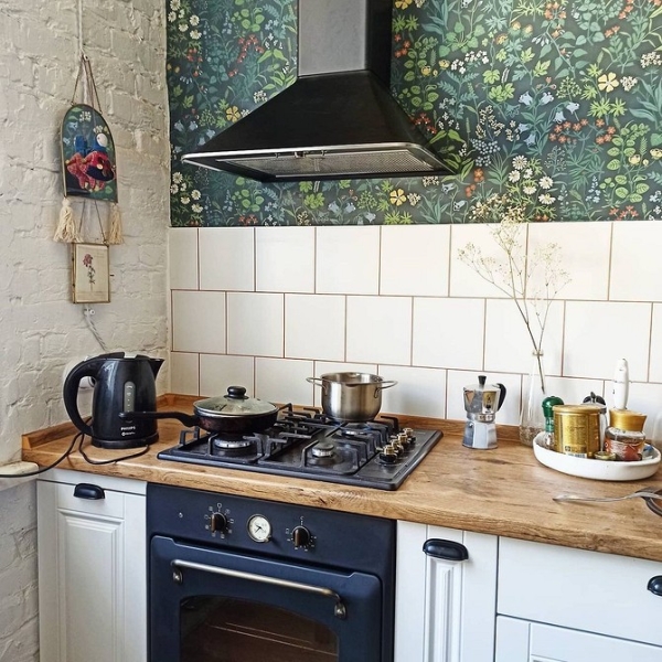 Обои на кухне: 6 невероятных интерьеров, которые влюбят вас в эту отделку