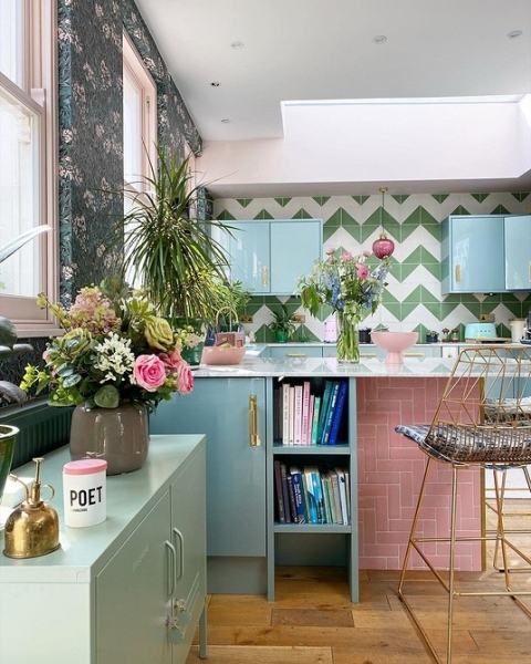 Обои на кухне: 6 невероятных интерьеров, которые влюбят вас в эту отделку