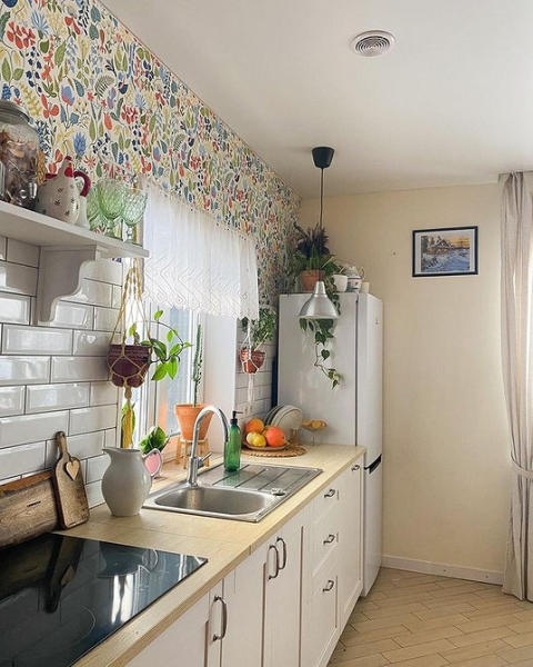 Обои на кухне: 6 невероятных интерьеров, которые влюбят вас в эту отделку