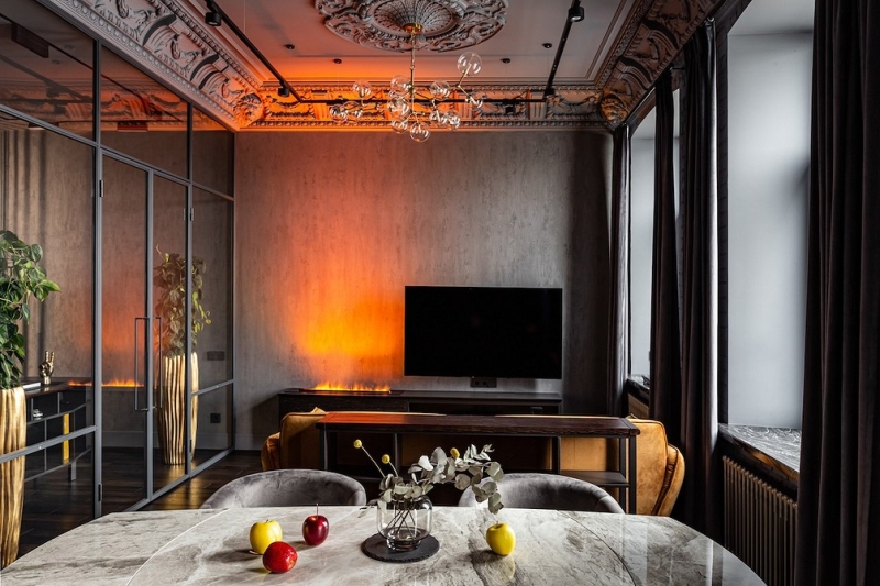 Темные цвета и много лепнины: квартира в старом фонде Санкт-Петербурга 