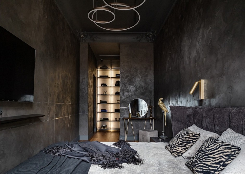 Темные цвета и много лепнины: квартира в старом фонде Санкт-Петербурга 