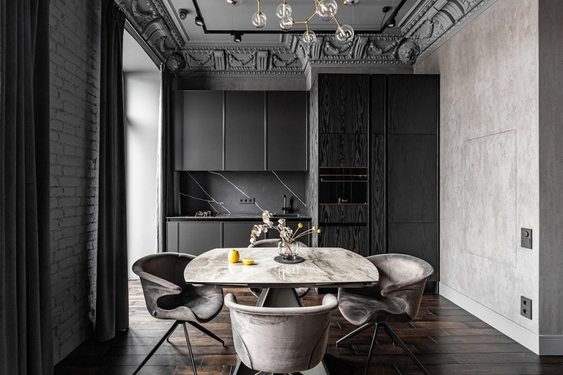 Темные цвета и много лепнины: квартира в старом фонде Санкт-Петербурга 