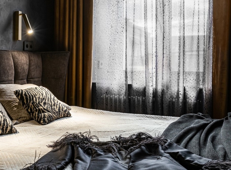 Темные цвета и много лепнины: квартира в старом фонде Санкт-Петербурга 