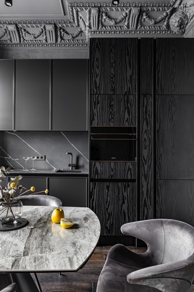 Темные цвета и много лепнины: квартира в старом фонде Санкт-Петербурга 