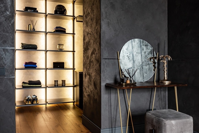 Темные цвета и много лепнины: квартира в старом фонде Санкт-Петербурга 