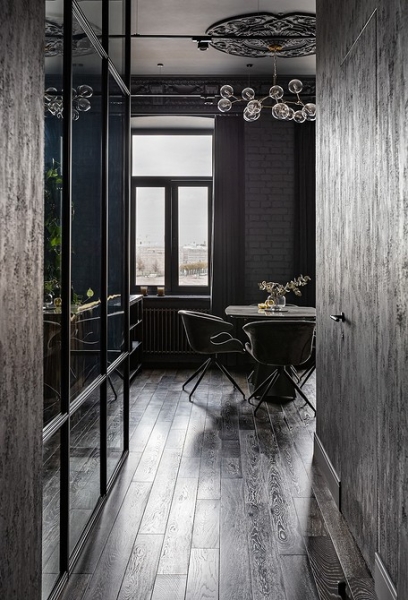 Темные цвета и много лепнины: квартира в старом фонде Санкт-Петербурга 