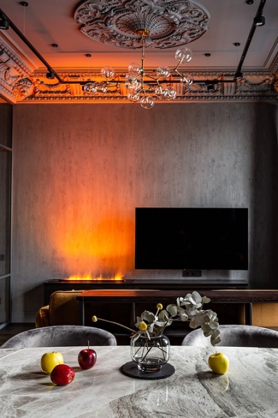 Темные цвета и много лепнины: квартира в старом фонде Санкт-Петербурга 