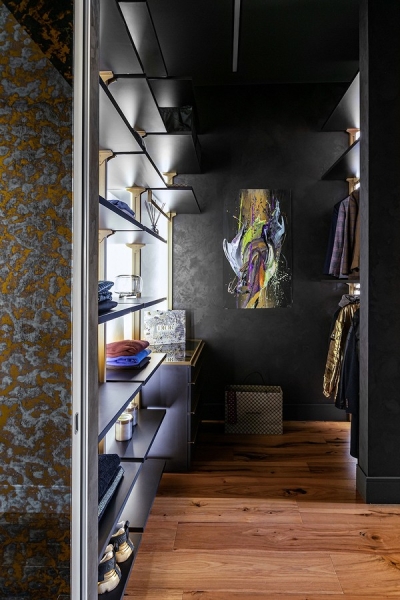 Темные цвета и много лепнины: квартира в старом фонде Санкт-Петербурга 