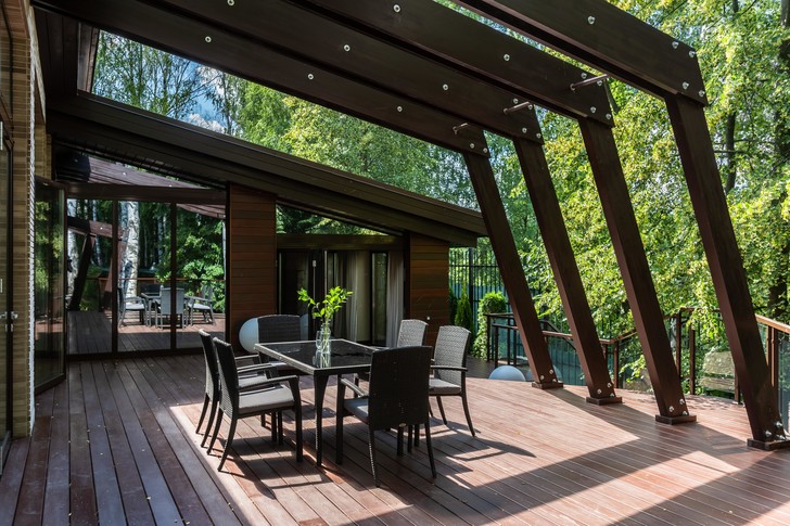 Загородный комплекс с гостевыми домами, бассейном и беседкой над оврагом