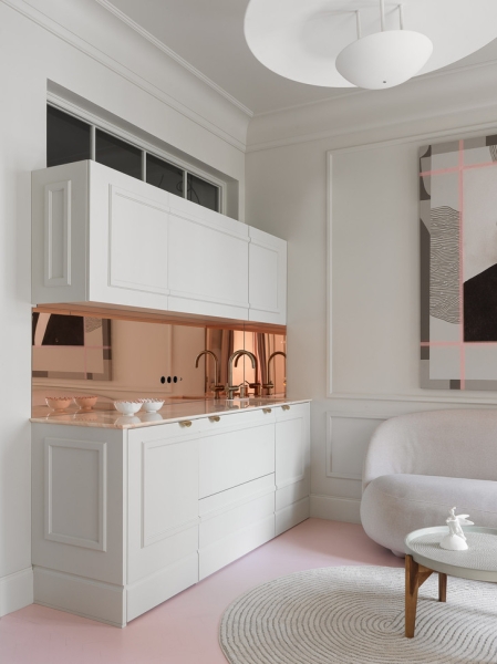 Белая квартира 40 м² с розовым полом и парижским настроением