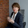 Яркая спальня и «незаметная» кухня: квартира 52 кв. м для девушки