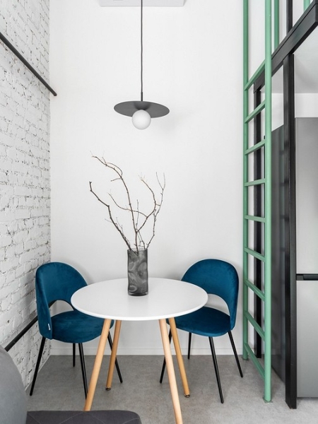 Как дизайнер увеличила площадь 20-метровых апартаментов в 1,5 раза и оформила визуально просторный интерьер