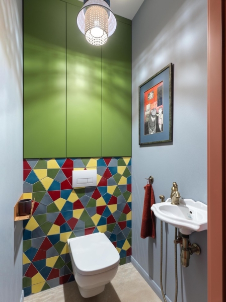 Квартира 56 м² с разноцветными витражами в Петербурге