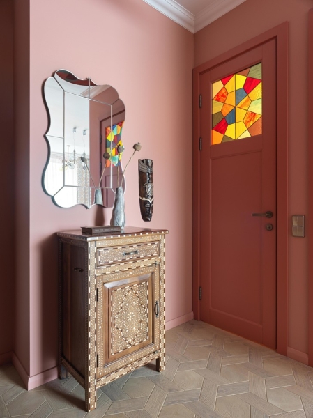 Квартира 56 м² с разноцветными витражами в Петербурге