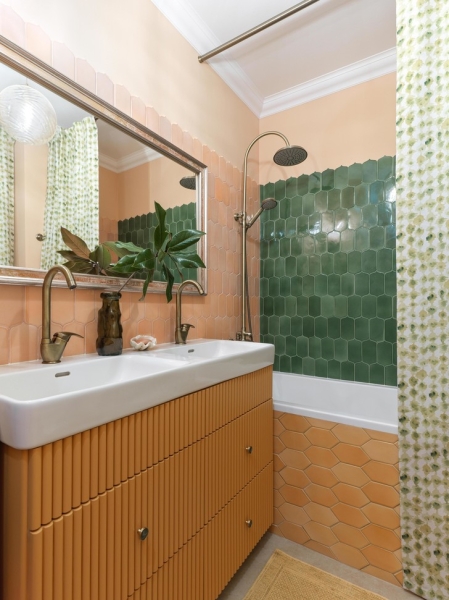 Квартира 56 м² с разноцветными витражами в Петербурге