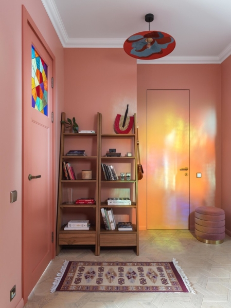 Квартира 56 м² с разноцветными витражами в Петербурге