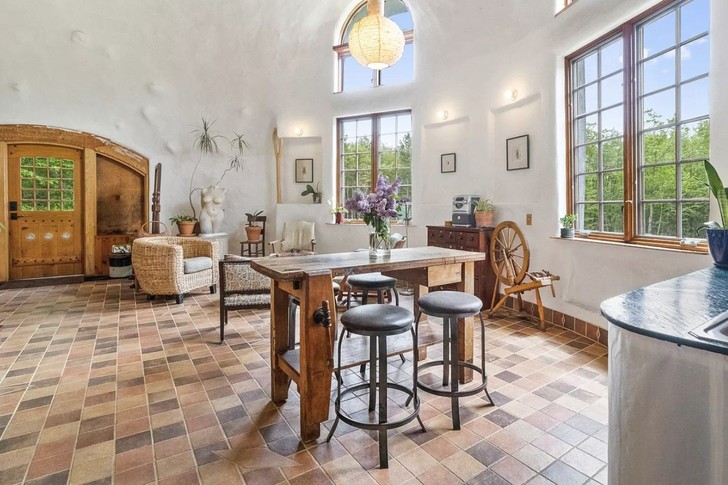 Необычный дом-избушка скульптора Дафны Пульсифер&nbsp;&mdash; его можно купить!