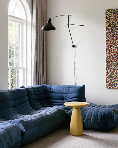 Синий диван в интерьере: советы по выбору и лучшие варианты сочетаний + 105 фото