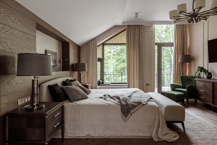 Современный дом с камином и видом на лес