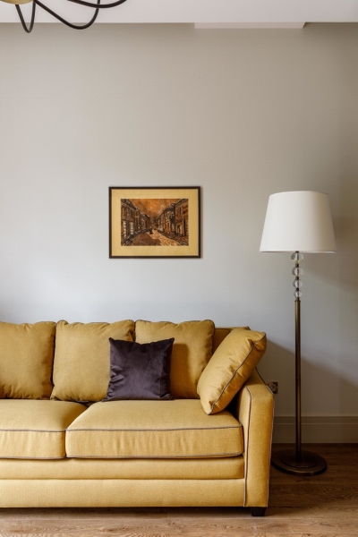 Современный дом с камином и видом на лес